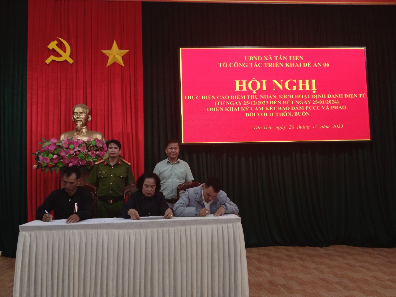 UBND XÃ TÂN TIẾN TỔ CHỨC HỘI NGHỊ THỰC HIỆN CAO ĐIỂM THU NHẬN, KÍCH HOẠT ĐỊNH DANH ĐIỆN TỬ (TỪ NGÀY 25/12/2023 ĐẾN HẾT NGÀY 25/01/2024). TRIỂN KHAI KÝ CAM KẾT BẢO ĐẢM PCCC VÀ SỬ DỤNG PHÁO ĐỐI VỚI 11 THÔN, BUÔN